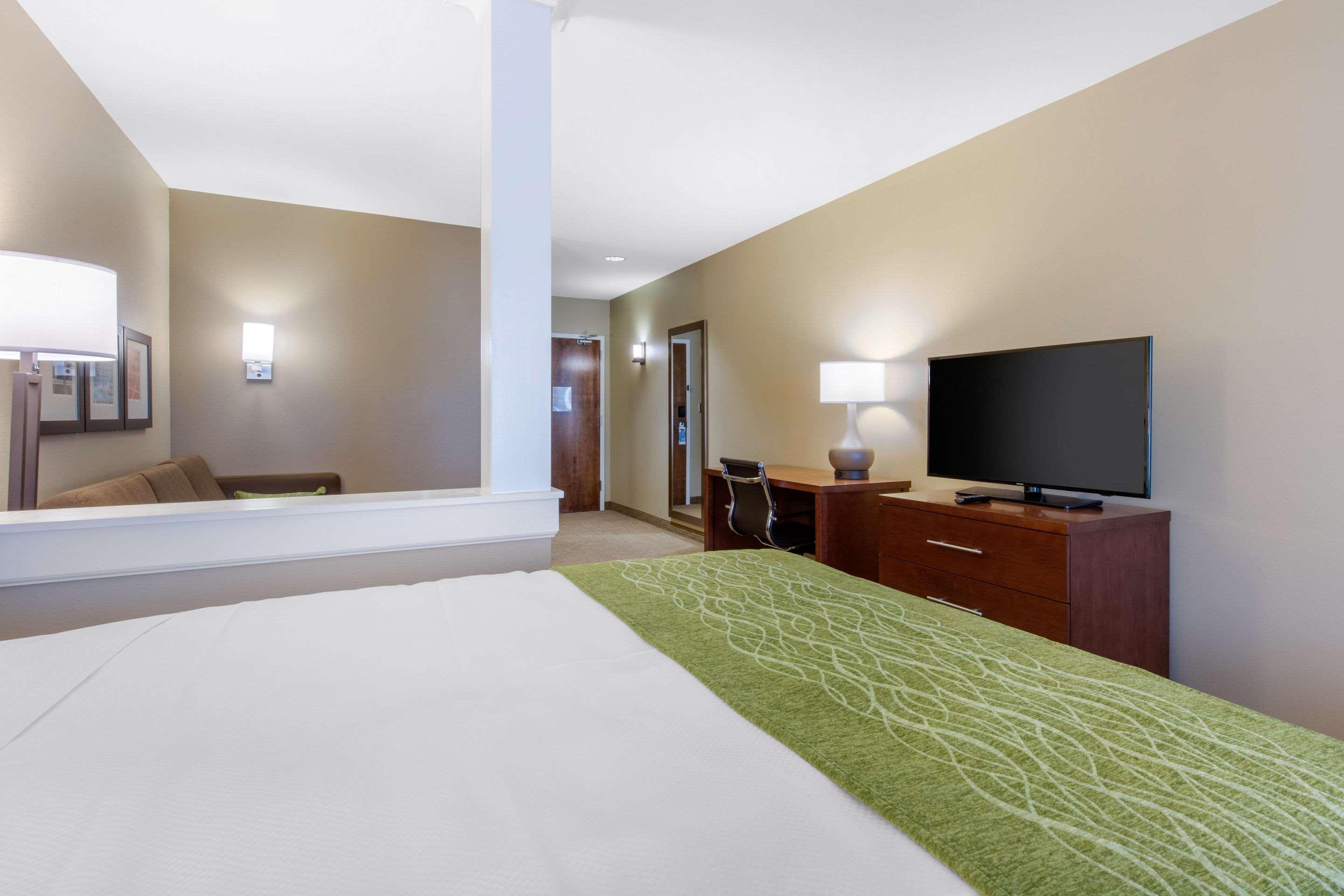 Comfort Inn & Suites At Crossplex Village Birmingham Exterior photo